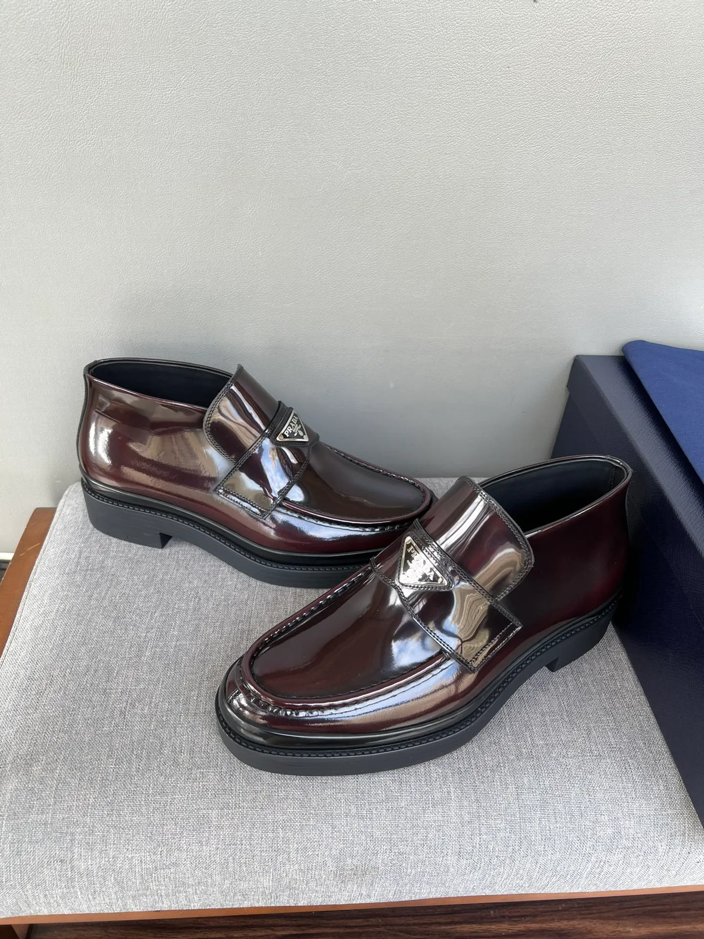 Batch of 1000💰Exclusive hot-selling new Prada Chelsea thick-soled men's shoes, naked boots, imported calf leather on the surface, cow leather on the lining, the outsole is made of private model TPU material, the frosted effect is consistent with the original version, 39-44 in stock (38, 45 custom-made, non-refundable)